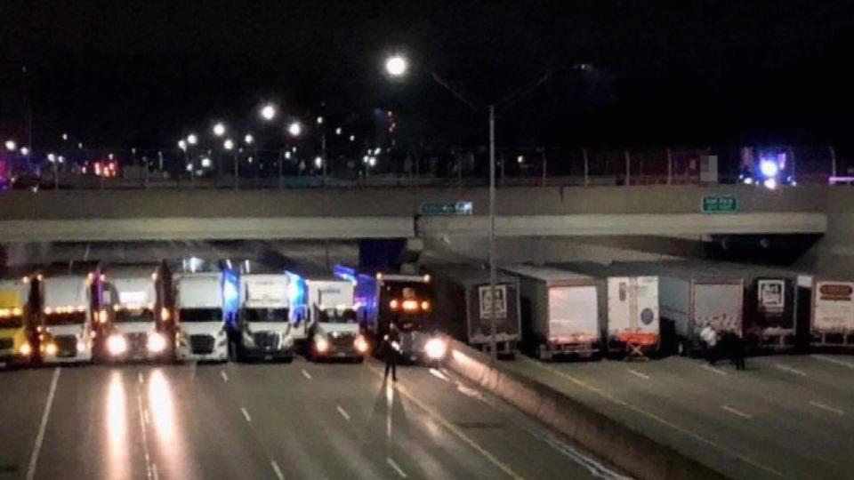 高速道路を一時閉鎖 なぜ? / Why these trucks blocking the highway?